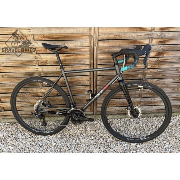 SB4 gravel kerékpár, acélváz, karbon villa, Shimano GRX 2x11s - 53 cm (fényes kaméleon) SB4 gravel kerékpár, acélváz, karbon villa, Shimano GRX 2x11s - 53 cm (fényes kaméleon)