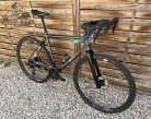 SB4 gravel kerékpár, acélváz, karbon villa, Shimano GRX 2x11s - 53 cm (fényes kaméleon)