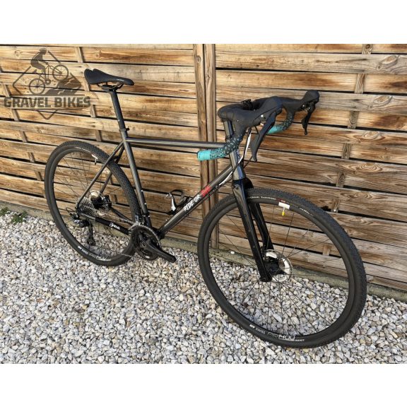 SB4 gravel kerékpár, acélváz, karbon villa, Shimano GRX 2x11s - 53 cm (fényes kaméleon) SB4 gravel kerékpár, acélváz, karbon villa, Shimano GRX 2x11s - 53 cm (fényes kaméleon)