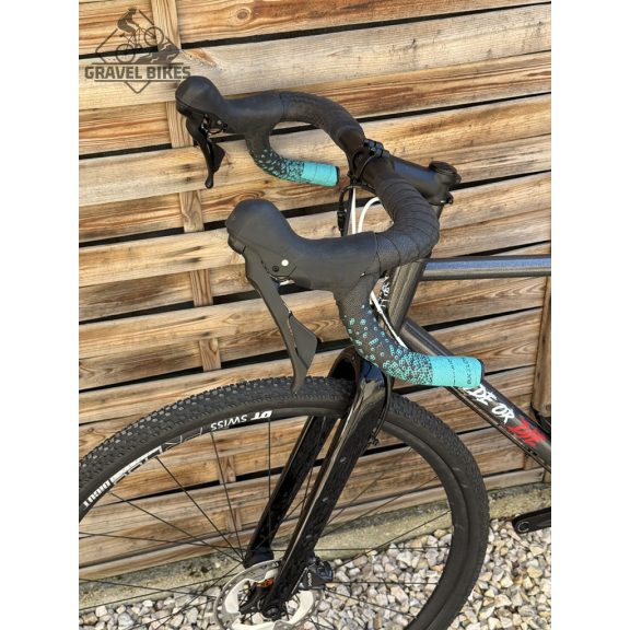 SB4 gravel kerékpár, acélváz, karbon villa, Shimano GRX 2x11s - 53 cm (fényes kaméleon) SB4 gravel kerékpár, acélváz, karbon villa, Shimano GRX 2x11s - 53 cm (fényes kaméleon)