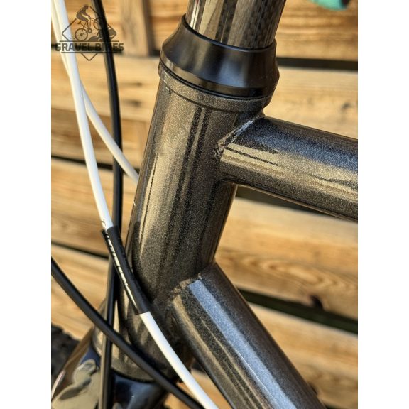 SB4 gravel kerékpár, acélváz, karbon villa, Shimano GRX 2x11s - 53 cm (fényes kaméleon) SB4 gravel kerékpár, acélváz, karbon villa, Shimano GRX 2x11s - 53 cm (fényes kaméleon)
