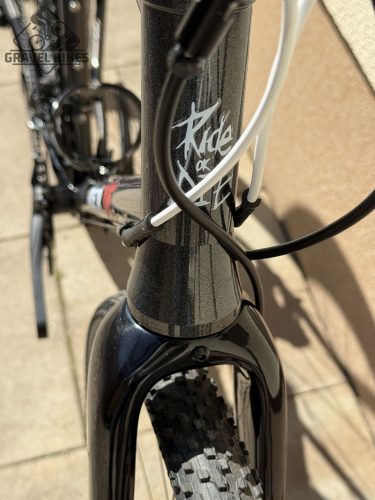 SB4 gravel kerékpár, acélváz, karbon villa, Shimano GRX 2x11s - 53 cm (fényes kaméleon)
