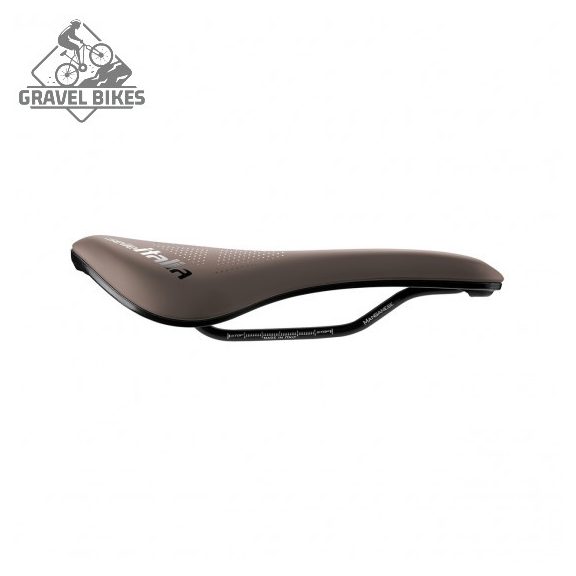 Selle Italia nyereg NOVUS BOOST EVO GRAVEL TM SUPERFLOW L3 145 mm méret, TM mangán ötvözet pálca,, BARNA Selle Italia nyereg NOVUS BOOST EVO GRAVEL TM SUPERFLOW L3 145 mm méret, TM mangán ötvözet pálca,, BARNA
