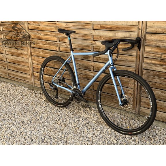 SB6 full acélvázas bikepacking gravel - Shimano GRX 600 2x11 s - (fényes égkék) SB6 full acélvázas bikepacking gravel - Shimano GRX 600 2x11 s - (fényes égkék)