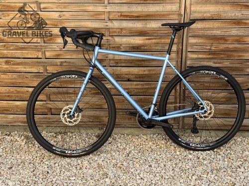 SB6 full acélvázas bikepacking gravel - Shimano GRX 600 2x11 s - (fényes égkék)