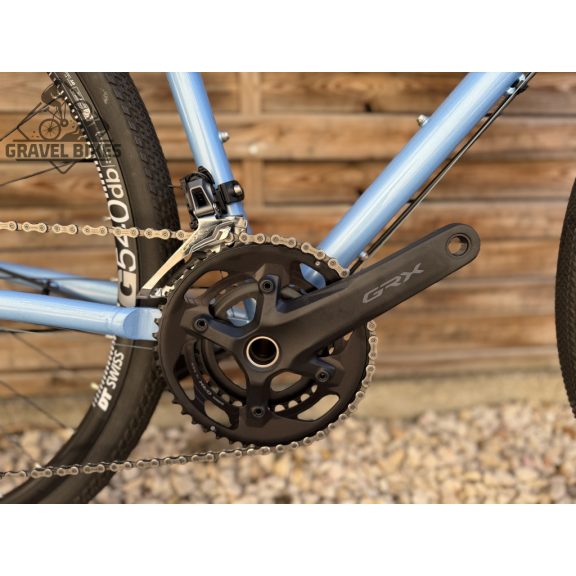SB6 full acélvázas bikepacking gravel - Shimano GRX 600 2x11 s - (fényes égkék) SB6 full acélvázas bikepacking gravel - Shimano GRX 600 2x11 s - (fényes égkék)