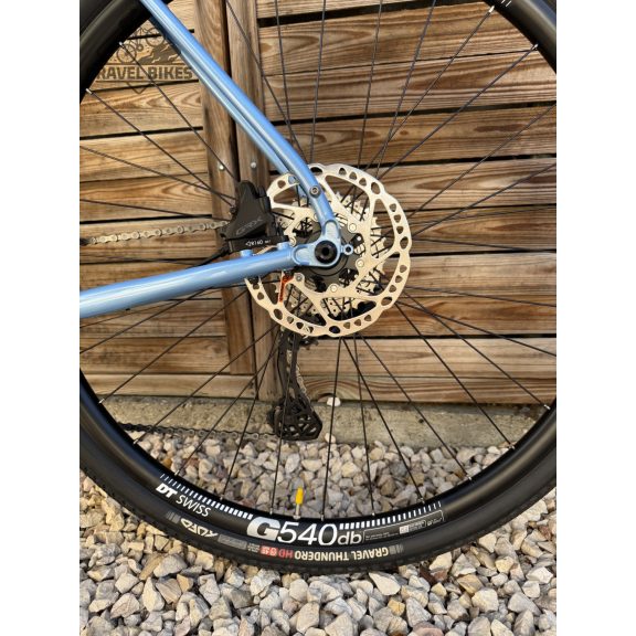 SB6 full acélvázas bikepacking gravel - Shimano GRX 600 2x11 s - (fényes égkék) SB6 full acélvázas bikepacking gravel - Shimano GRX 600 2x11 s - (fényes égkék)
