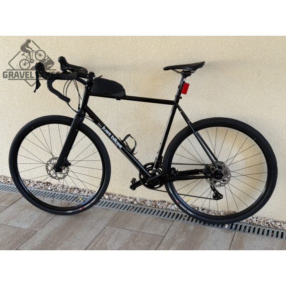 SB4 acélvázas gravel, karbon villa - Shimano GRX 610 2x11 s - 57 cm (fényes fekete) SB4 acélvázas gravel, karbon villa - Shimano GRX 610 2x11 s - 57 cm (fényes fekete)