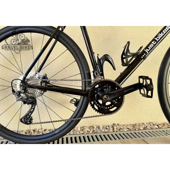 SB4 acélvázas gravel, karbon villa - Shimano GRX 610 2x11 s - 57 cm (fényes fekete) SB4 acélvázas gravel, karbon villa - Shimano GRX 610 2x11 s - 57 cm (fényes fekete)
