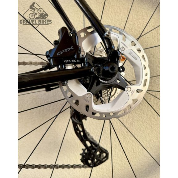 SB4 acélvázas gravel, karbon villa - Shimano GRX 610 2x11 s - 57 cm (fényes fekete) SB4 acélvázas gravel, karbon villa - Shimano GRX 610 2x11 s - 57 cm (fényes fekete)