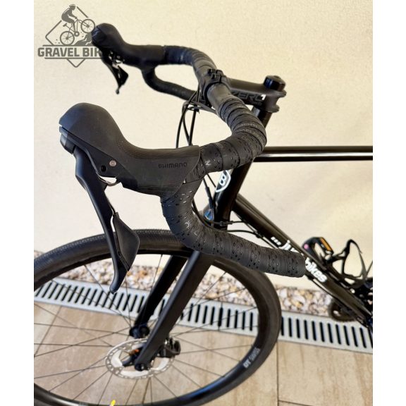 SB4 acélvázas gravel, karbon villa - Shimano GRX 610 2x11 s - 57 cm (fényes fekete) SB4 acélvázas gravel, karbon villa - Shimano GRX 610 2x11 s - 57 cm (fényes fekete)